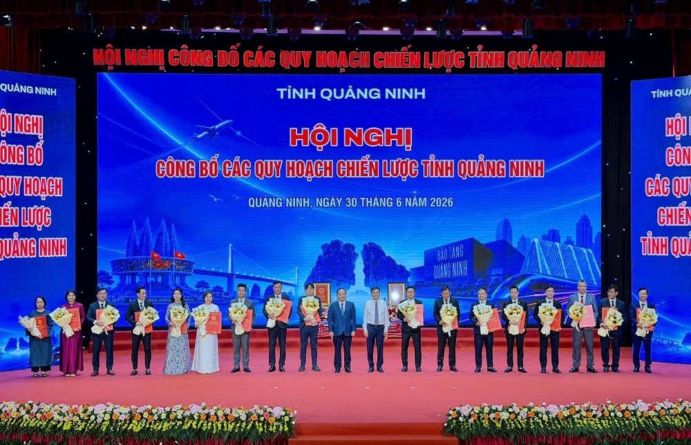 Quảng Ninh trao chứng nhận đầu tư cho 18 dự án gần 45.000 tỷ đồng Quảng Ninh trao chứng nhận đầu tư cho 18 dự án gần 45.000 tỷ đồng