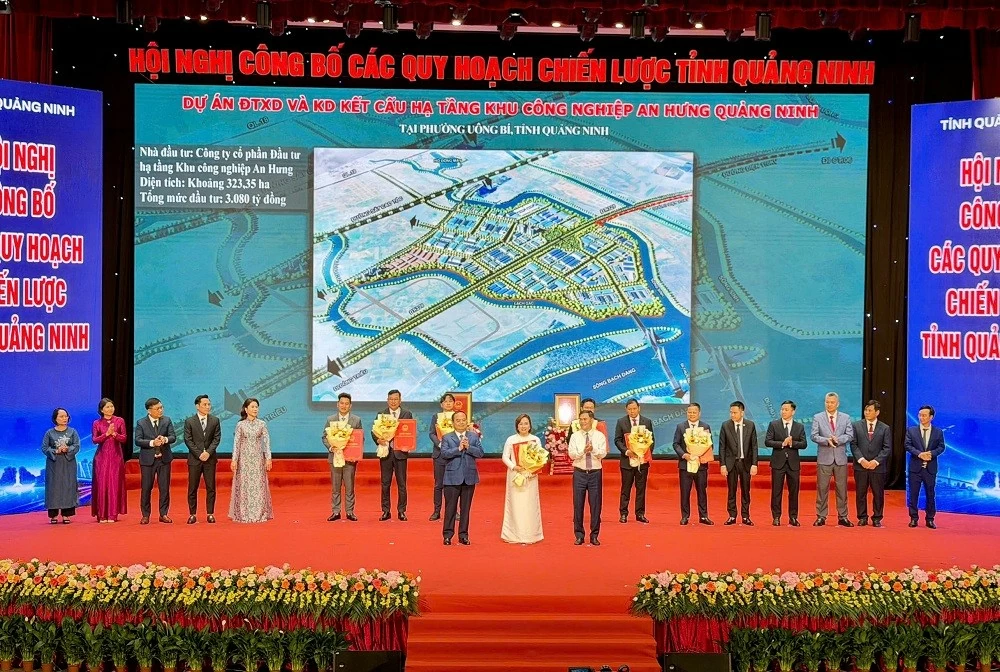 Quảng Ninh trao chứng nhận đầu tư cho 18 dự án gần 45.000 tỷ đồng Quảng Ninh trao chứng nhận đầu tư cho 18 dự án gần 45.000 tỷ đồng