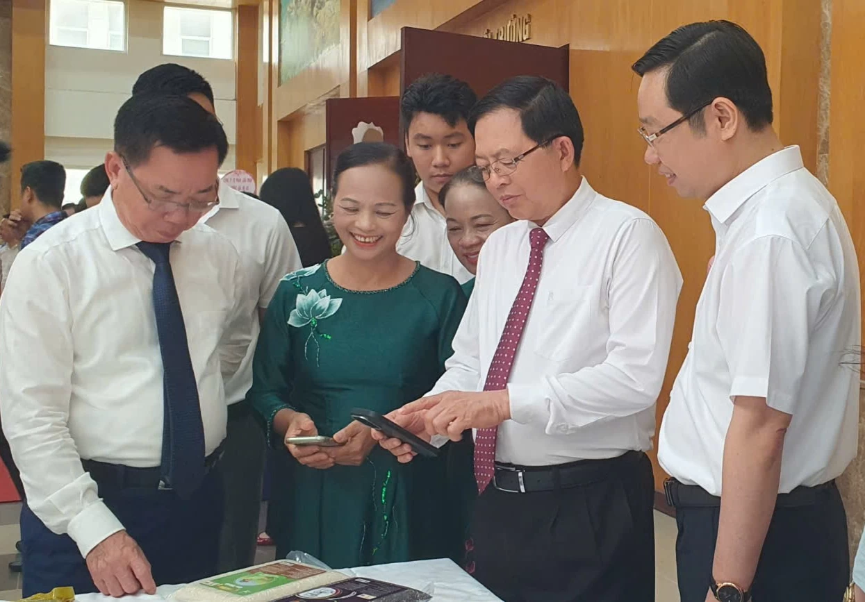 Phó Thủ tướng Hồ Quốc Dũng: Truy xuất nguồn gốc là chìa khóa nâng cao giá trị và sức cạnh tranh của nông sản Việt Phó Thủ tướng Hồ Quốc Dũng: Truy xuất nguồn gốc là chìa khóa nâng cao giá trị và sức cạnh tranh của nông sản Việt