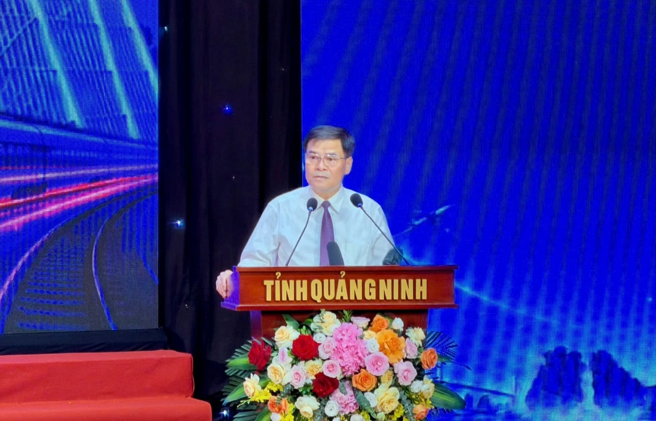 Ông Bùi Văn Khắng, Phó Bí thư Tỉnh ủy, Chủ tịch UBND tỉnh Quảng Ninh, phát biểu tại hội nghị. Ảnh T.T