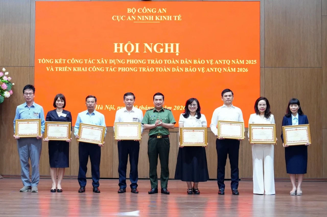 Cục Thuế được khen thưởng trong phong trào toàn dân bảo vệ an ninh Tổ quốc Cục Thuế được khen thưởng trong phong trào toàn dân bảo vệ an ninh Tổ quốc