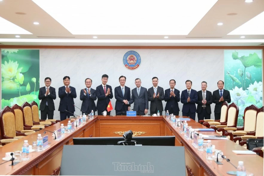 Bộ trưởng Ngô Văn Tuấn tiếp CFO Tập đoàn Samsung Park Soon Cheol Bộ trưởng Ngô Văn Tuấn tiếp CFO Tập đoàn Samsung Park Soon Cheol