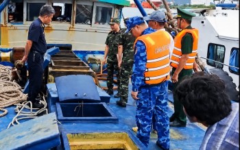 Hải quan chủ trì bắt giữ tàu vận chuyển 30.000 lít dầu DO không rõ nguồn gốc trên biển