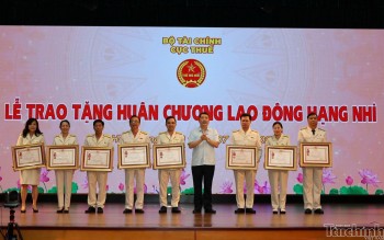 Cục Thuế tổ chức trao tặng khen thưởng cho các đơn vị, cá nhân có thành tích xuất sắc