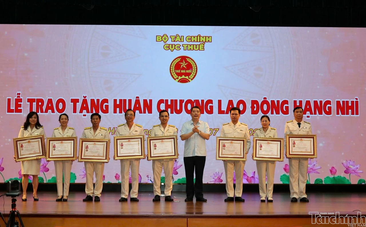 Cục Thuế tổ chức trao tặng khen thưởng cho các đơn vị, cá nhân có thành tích xuất sắc