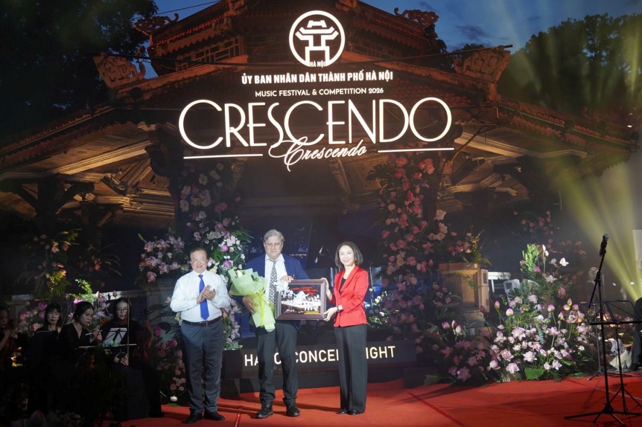 Dàn nghệ sĩ quốc tế hòa nhịp tại “Crescendo - Giao hưởng kết nối” bên hồ Hoàn Kiếm Dàn nghệ sĩ quốc tế hòa nhịp tại “Crescendo - Giao hưởng kết nối” bên hồ Hoàn Kiếm