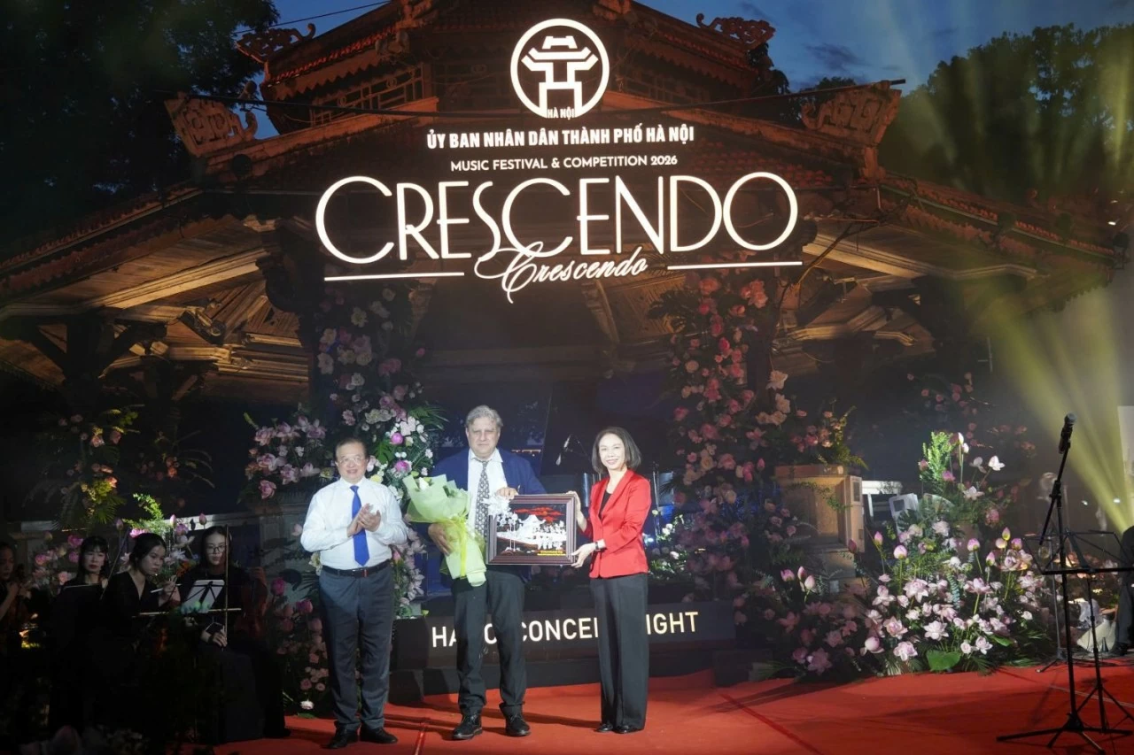 Dàn nghệ sĩ quốc tế hòa nhịp tại “Crescendo - Giao hưởng kết nối” bên hồ Hoàn Kiếm Dàn nghệ sĩ quốc tế hòa nhịp tại “Crescendo - Giao hưởng kết nối” bên hồ Hoàn Kiếm
