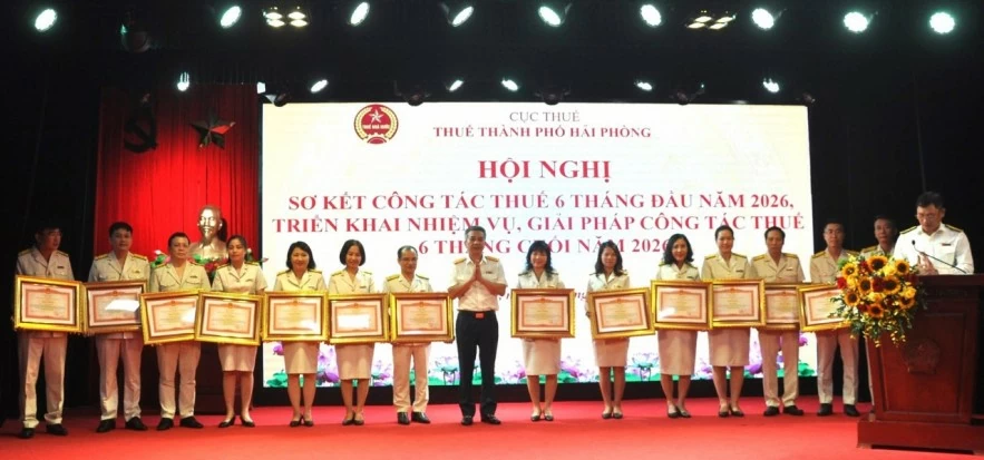 Thuế TP. Hải Phòng: thực hiện đồng bộ các giải pháp, thu ngân sách vượt tiến độ Thuế TP. Hải Phòng: thực hiện đồng bộ các giải pháp, thu ngân sách vượt tiến độ