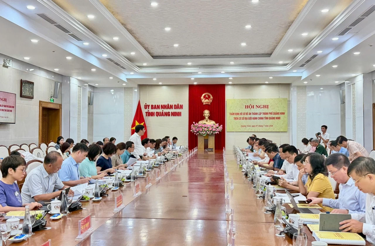  Đoàn công tác liên ngành khảo sát và thẩm định hồ sơ đề án thành lập thành phố Quảng Ninh làm việc với tỉnh Quảng Ninh.