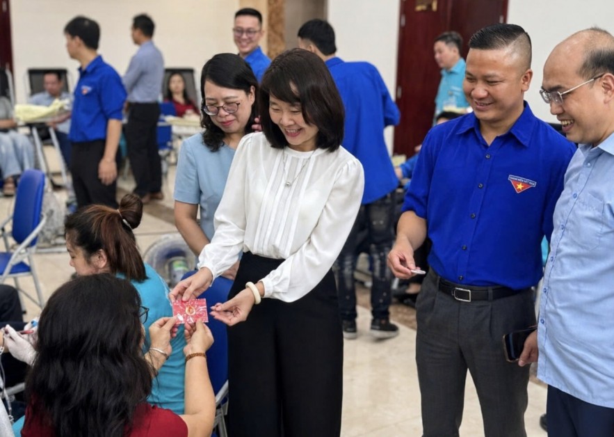 Hơn 4.500 “giọt hồng” nối dài hành trình sẻ chia của cán bộ, công chức Bộ Tài chính Hơn 4.500 “giọt hồng” nối dài hành trình sẻ chia của cán bộ, công chức Bộ Tài chính