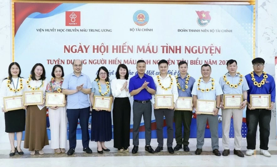Hơn 4.500 “giọt hồng” nối dài hành trình sẻ chia của cán bộ, công chức Bộ Tài chính