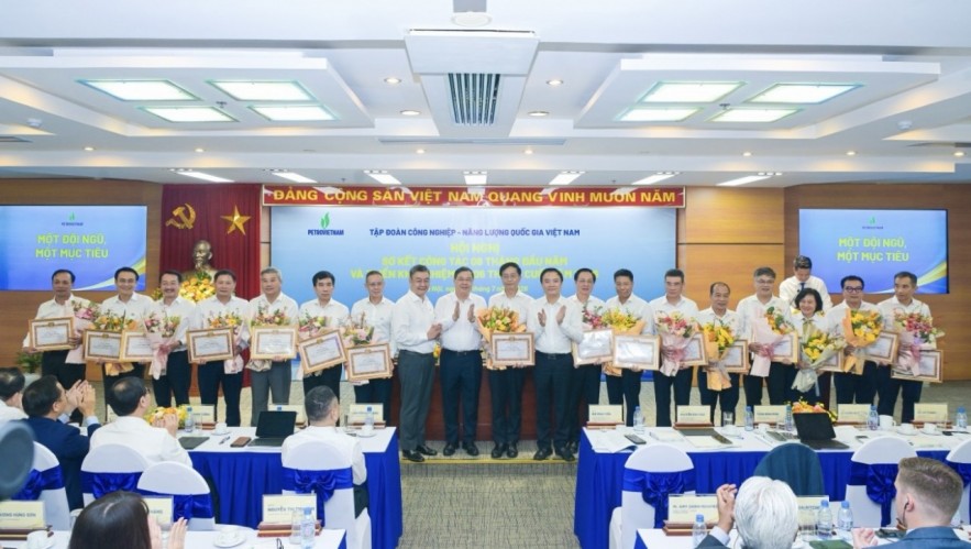 Petrovietnam đóng góp quan trọng vào ổn định kinh tế vĩ mô, bảo đảm các cân đối lớn của nền kinh tế Petrovietnam đóng góp quan trọng vào ổn định kinh tế vĩ mô, bảo đảm các cân đối lớn của nền kinh tế