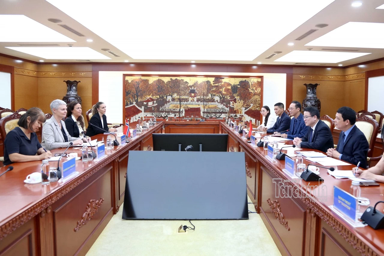 Thứ trưởng Trần Quốc Phương tiếp Đại sứ Nauy Hilde Solbakken nhân dịp Đại sứ kết thúc nhiệm kỳ tại Việt Nam Thứ trưởng Trần Quốc Phương tiếp Đại sứ Nauy Hilde Solbakken nhân dịp Đại sứ kết thúc nhiệm kỳ tại Việt Nam