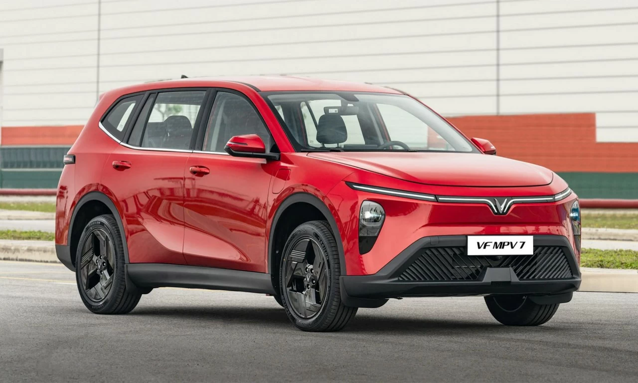 VinFast VF MPV 7 chinh phục gia đình Việt: Giá lăn bánh hơn 650 triệu đồng, đi đông vẫn rộng, chở đủ tải “không phải nghĩ”