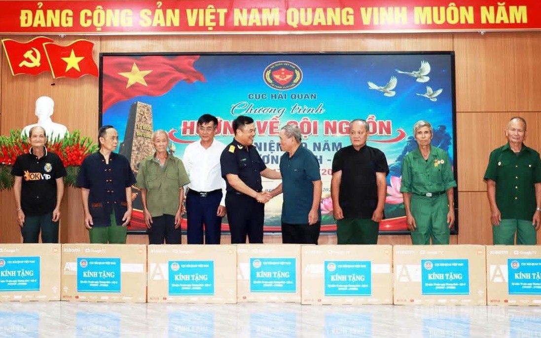 Hải quan Việt Nam tặng quà tri ân gia đình chính sách, người có công xã Thanh Thủy, Tuyên Quang