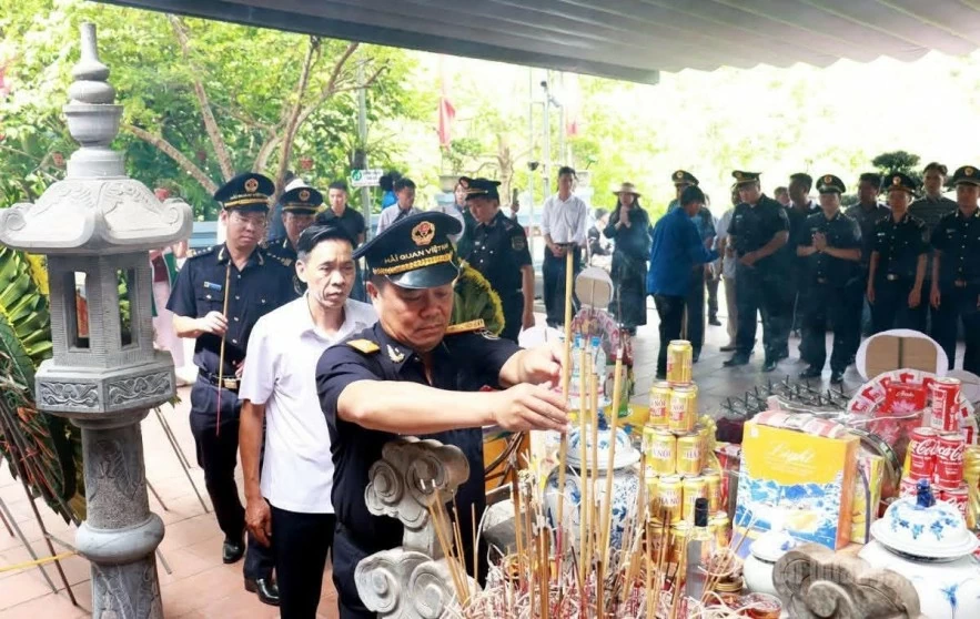 Hải quan Việt Nam tặng quà tri ân gia đình chính sách, người có công xã Thanh Thủy, Tuyên Quang