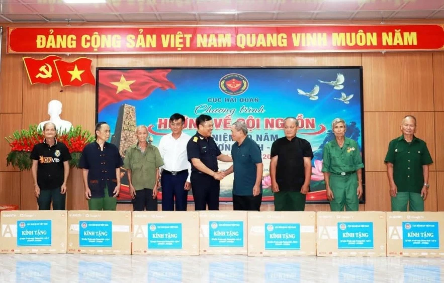 Hải quan Việt Nam tặng quà tri ân gia đình chính sách, người có công xã Thanh Thủy, Tuyên Quang