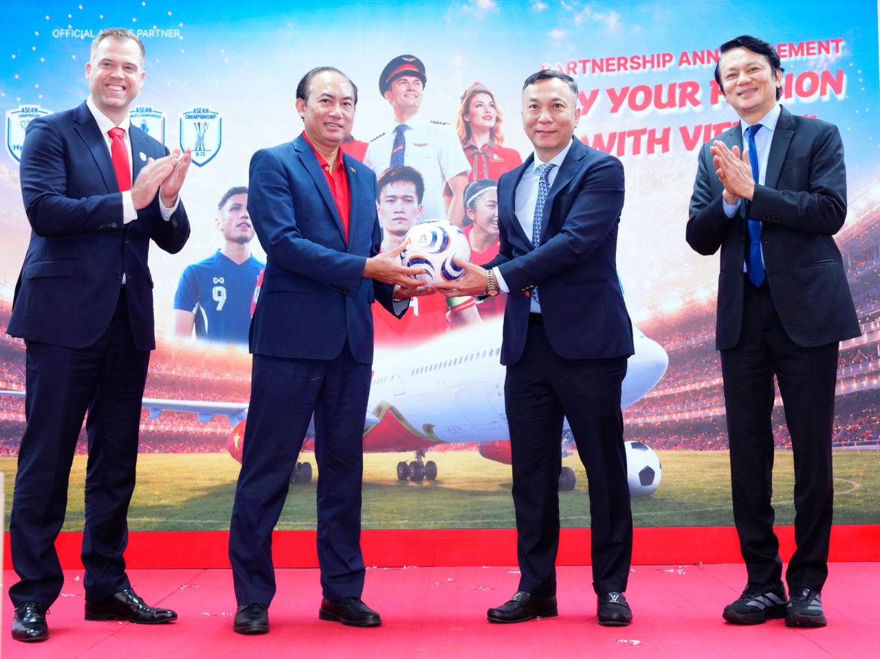 Vietjet và Ngân hàng số Vikki trở thành đơn vị đồng hành cùng ASEAN United FC Vietjet và Ngân hàng số Vikki trở thành đơn vị đồng hành cùng ASEAN United FC