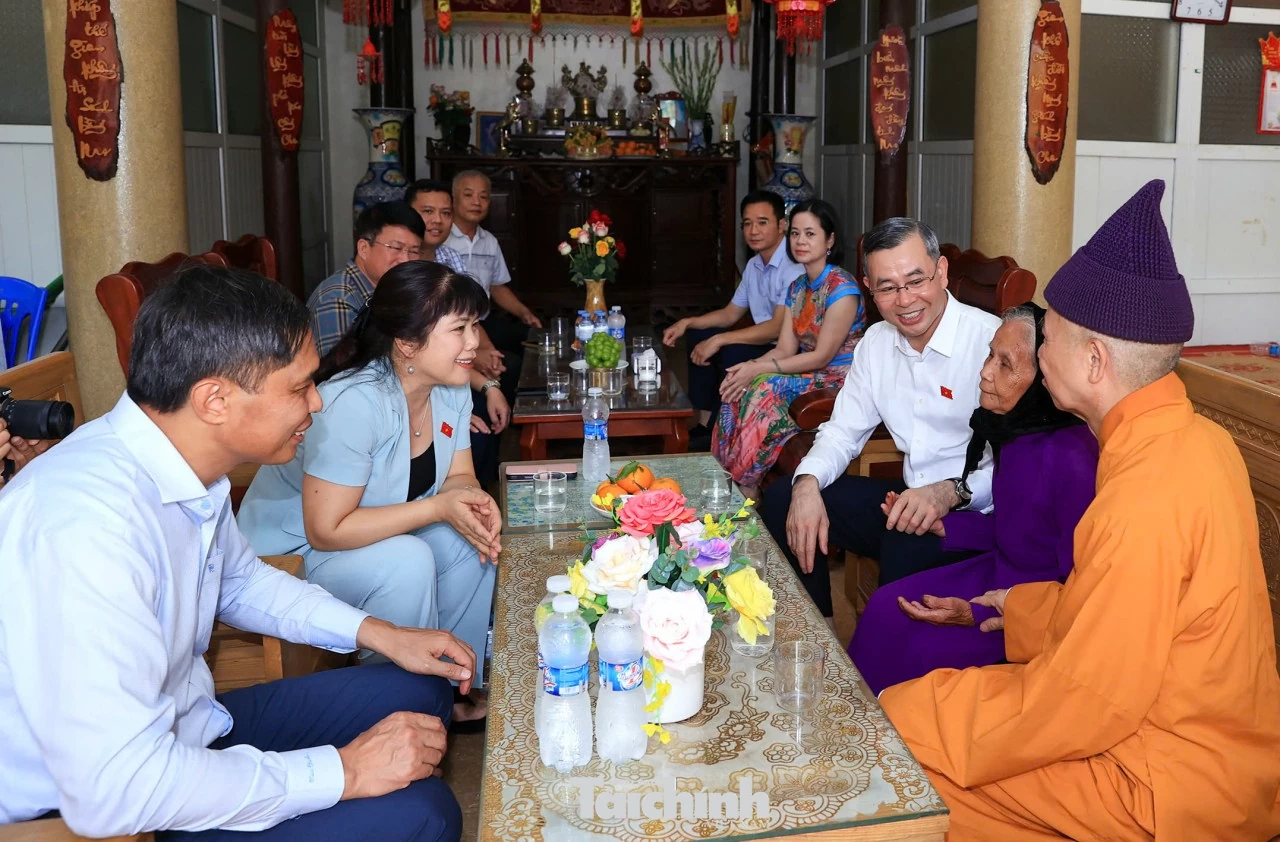 Bộ trưởng Ngô Văn Tuấn và Đoàn đại biểu Quốc hội tỉnh Quảng Ninh thăm, tặng quà 4 gia đình người có công với cách mạng Bộ trưởng Ngô Văn Tuấn và Đoàn đại biểu Quốc hội tỉnh Quảng Ninh thăm, tặng quà 4 gia đình người có công với cách mạng