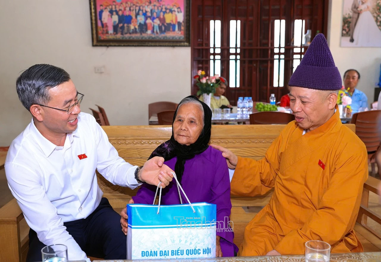 Bộ trưởng Ngô Văn Tuấn và Đoàn đại biểu Quốc hội tỉnh Quảng Ninh thăm, tặng quà 4 gia đình người có công với cách mạng Bộ trưởng Ngô Văn Tuấn và Đoàn đại biểu Quốc hội tỉnh Quảng Ninh thăm, tặng quà 4 gia đình người có công với cách mạng