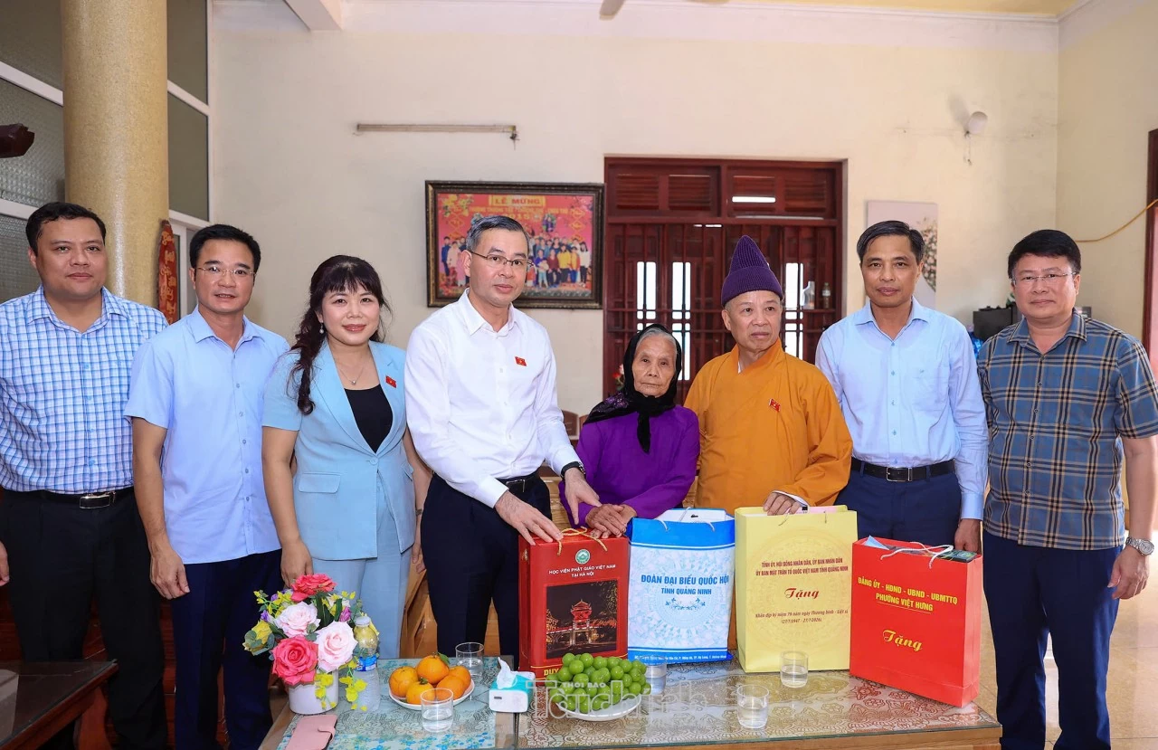 Bộ trưởng Ngô Văn Tuấn và Đoàn đại biểu Quốc hội tỉnh Quảng Ninh thăm, tặng quà 4 gia đình người có công với cách mạng Bộ trưởng Ngô Văn Tuấn và Đoàn đại biểu Quốc hội tỉnh Quảng Ninh thăm, tặng quà 4 gia đình người có công với cách mạng