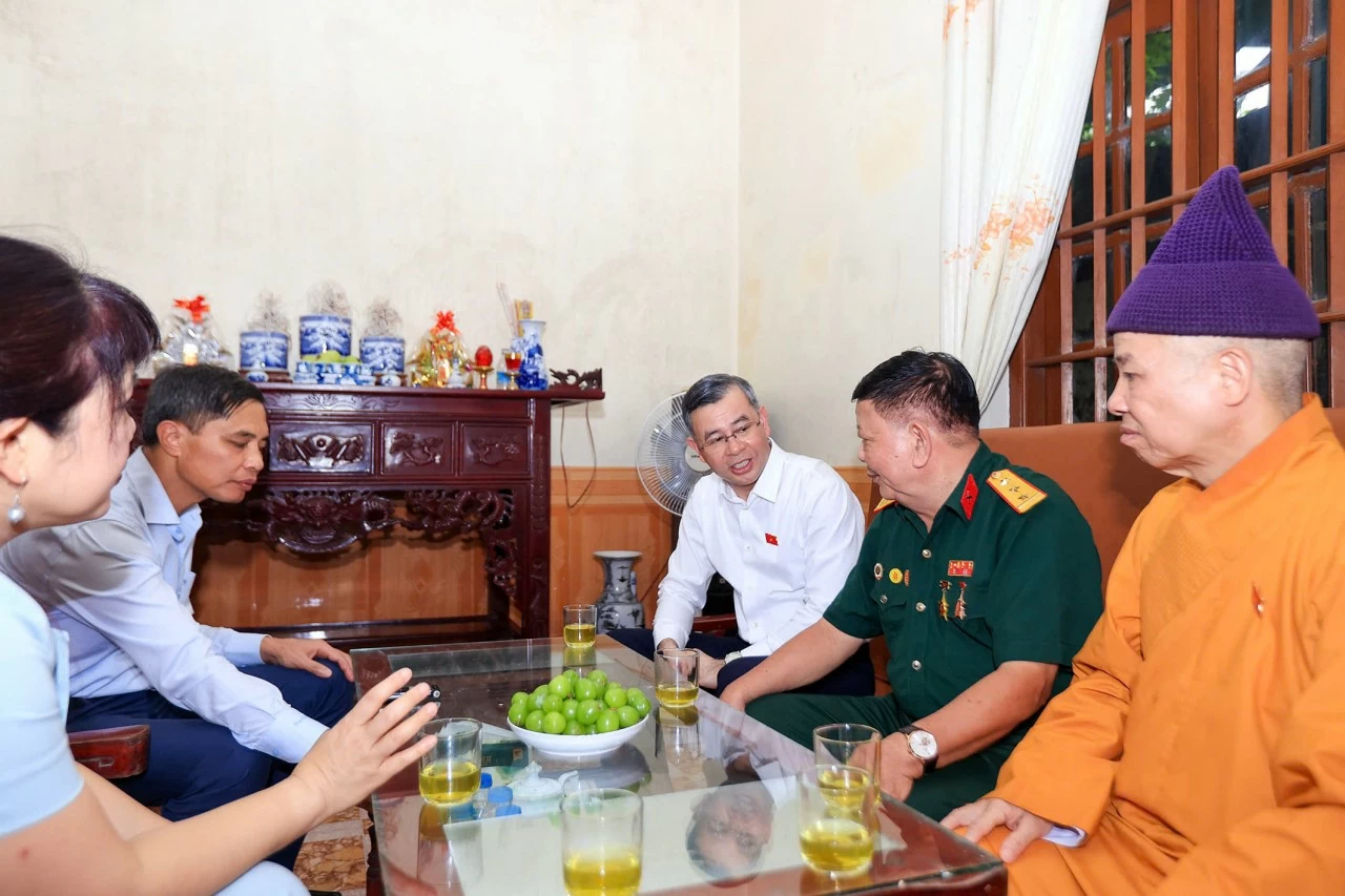Bộ trưởng Ngô Văn Tuấn và Đoàn ĐBQH tỉnh Quảng Ninh thăm, tặng quà 4 gia đình người có công với cách mạng Bộ trưởng Ngô Văn Tuấn và Đoàn ĐBQH tỉnh Quảng Ninh thăm, tặng quà 4 gia đình người có công với cách mạng