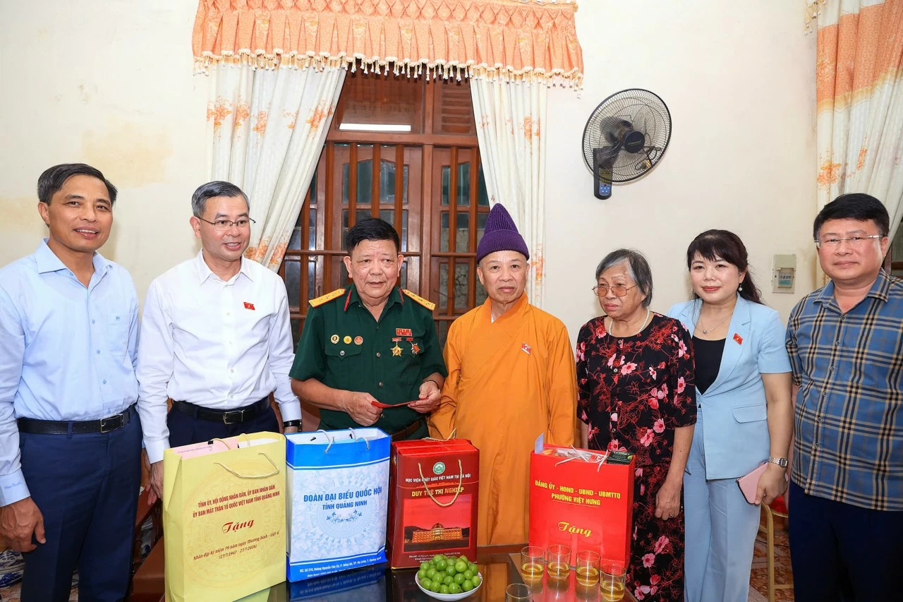 Bộ trưởng Ngô Văn Tuấn và Đoàn ĐBQH tỉnh Quảng Ninh thăm, tặng quà 4 gia đình người có công với cách mạng Bộ trưởng Ngô Văn Tuấn và Đoàn ĐBQH tỉnh Quảng Ninh thăm, tặng quà 4 gia đình người có công với cách mạng