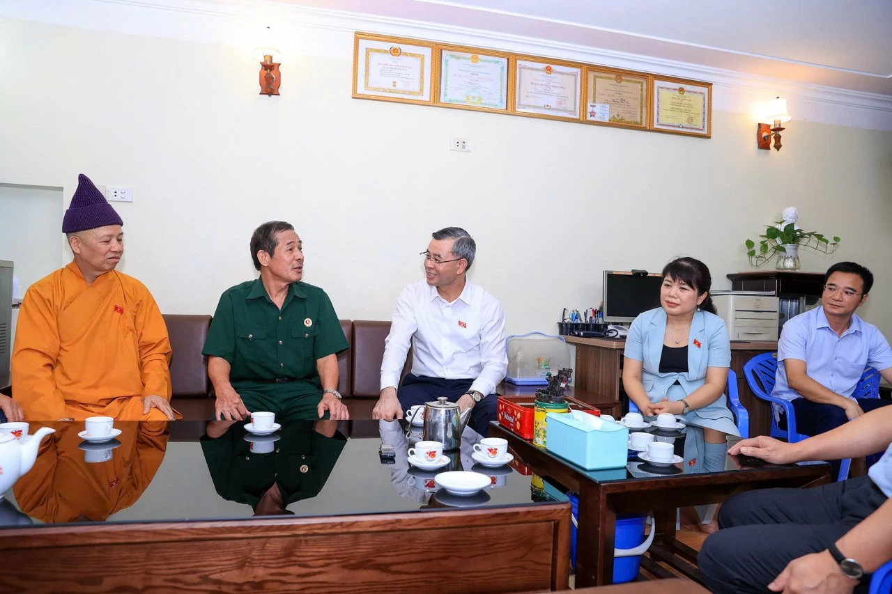 Bộ trưởng Ngô Văn Tuấn và Đoàn ĐBQH tỉnh Quảng Ninh thăm, tặng quà 4 gia đình người có công với cách mạng Bộ trưởng Ngô Văn Tuấn và Đoàn ĐBQH tỉnh Quảng Ninh thăm, tặng quà 4 gia đình người có công với cách mạng