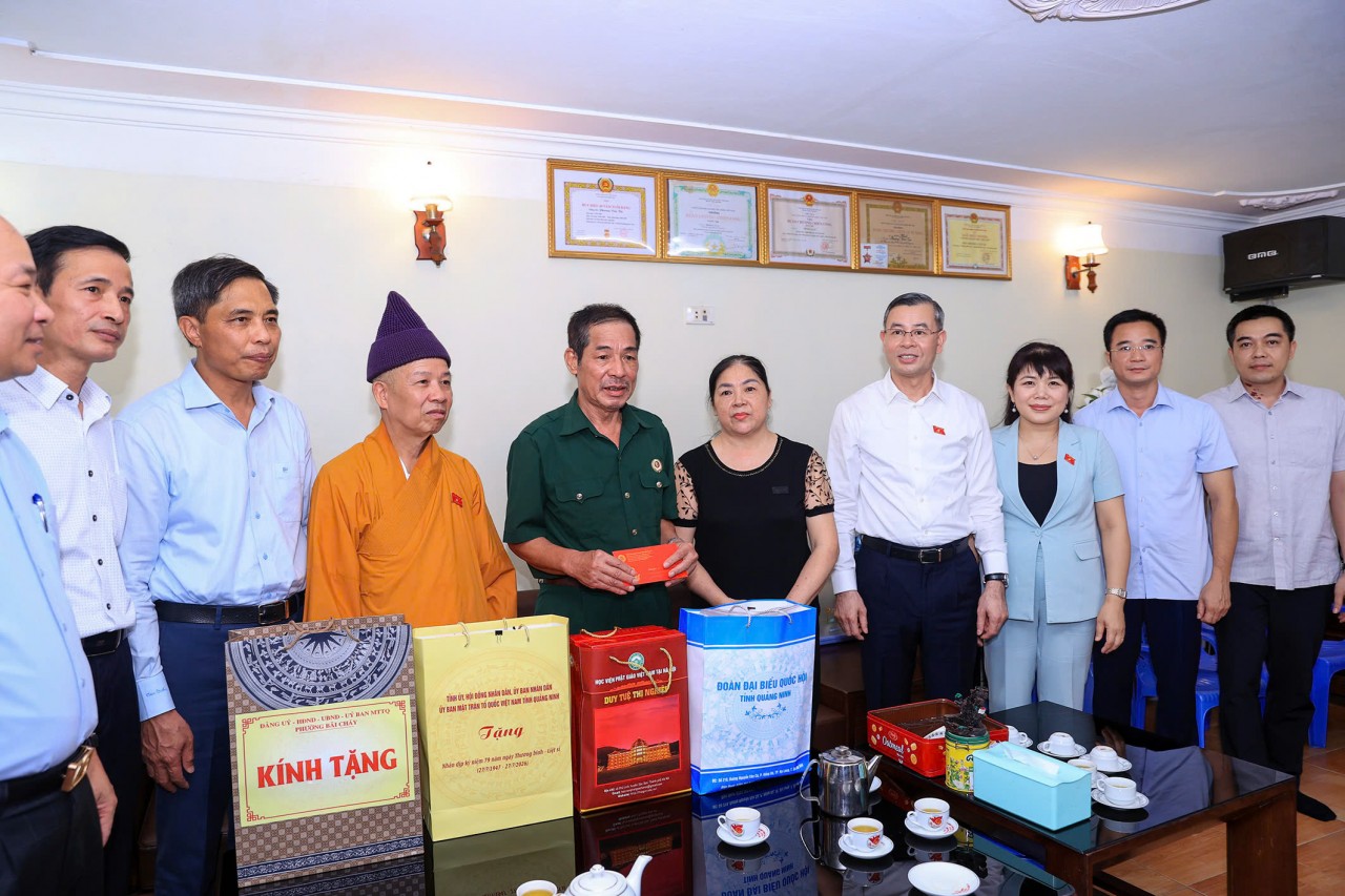 Bộ trưởng Ngô Văn Tuấn và Đoàn ĐBQH tỉnh Quảng Ninh thăm, tặng quà 4 gia đình người có công với cách mạng Bộ trưởng Ngô Văn Tuấn và Đoàn ĐBQH tỉnh Quảng Ninh thăm, tặng quà 4 gia đình người có công với cách mạng