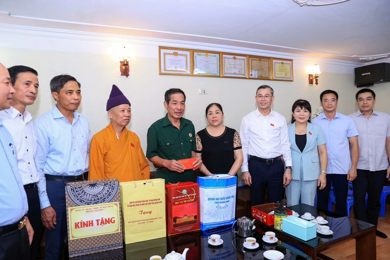 Bộ trưởng Ngô Văn Tuấn và Đoàn ĐBQH tỉnh Quảng Ninh thăm, tặng quà 4 gia đình người có công với cách mạng Bộ trưởng Ngô Văn Tuấn và Đoàn ĐBQH tỉnh Quảng Ninh thăm, tặng quà 4 gia đình người có công với cách mạng