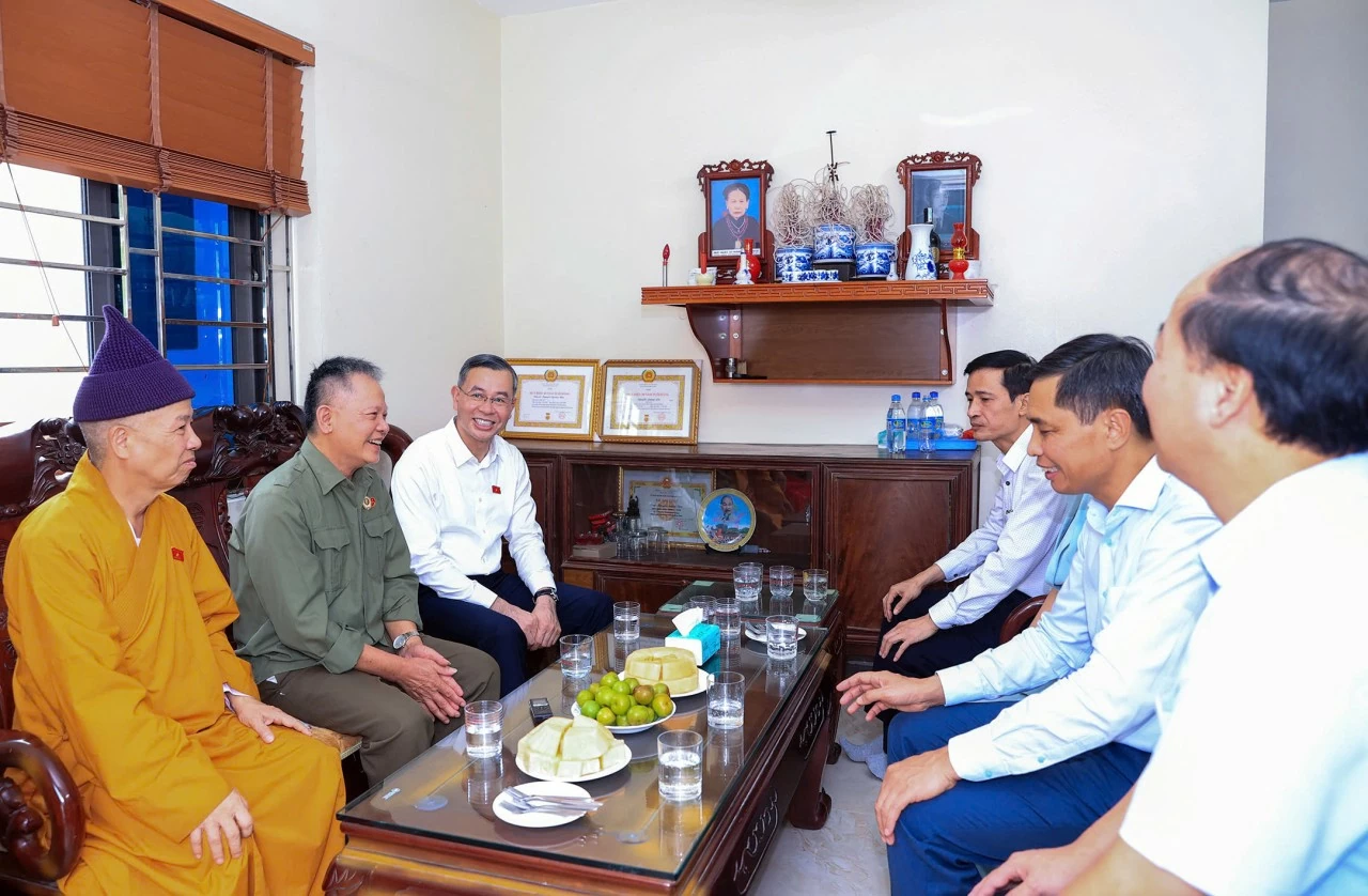 Bộ trưởng Ngô Văn Tuấn và Đoàn ĐBQH tỉnh Quảng Ninh thăm, tặng quà 4 gia đình người có công với cách mạng Bộ trưởng Ngô Văn Tuấn và Đoàn ĐBQH tỉnh Quảng Ninh thăm, tặng quà 4 gia đình người có công với cách mạng