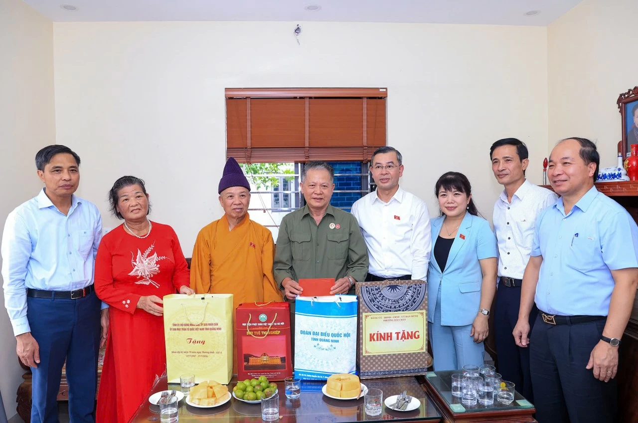 Bộ trưởng Ngô Văn Tuấn và Đoàn ĐBQH tỉnh Quảng Ninh thăm, tặng quà 4 gia đình người có công với cách mạng Bộ trưởng Ngô Văn Tuấn và Đoàn ĐBQH tỉnh Quảng Ninh thăm, tặng quà 4 gia đình người có công với cách mạng