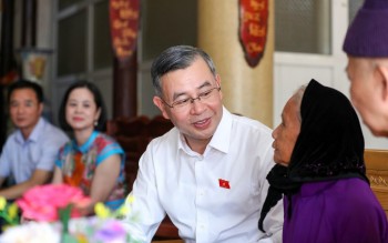 Bộ trưởng Ngô Văn Tuấn và Đoàn đại biểu Quốc hội tỉnh Quảng Ninh thăm, tặng quà gia đình người có công với cách mạng