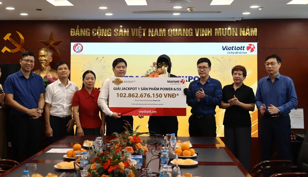Ông K.S.H nhận giải Jackpot 1 xổ số tự chọn Power 6/55 với giá trị hơn 102,8 tỷ đồng