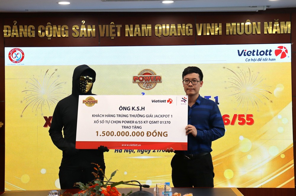 Ông K.S.H trao tặng 1,5 tỷ đồng để thực hiện các hoạt động an sinh xã hội thông qua Quỹ Tâm Tài Việt Ông K.S.H trao tặng 1,5 tỷ đồng để thực hiện các hoạt động an sinh xã hội thông qua Quỹ Tâm Tài Việt