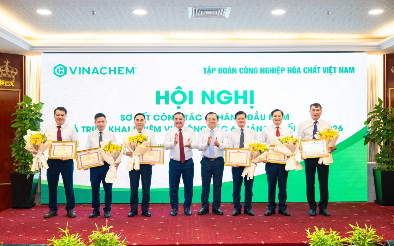 Vinachem hoàn thành tăng trưởng hai con số trong 6 tháng đầu năm, mở rộng định hướng công nghệ cao và hợp tác quốc tế