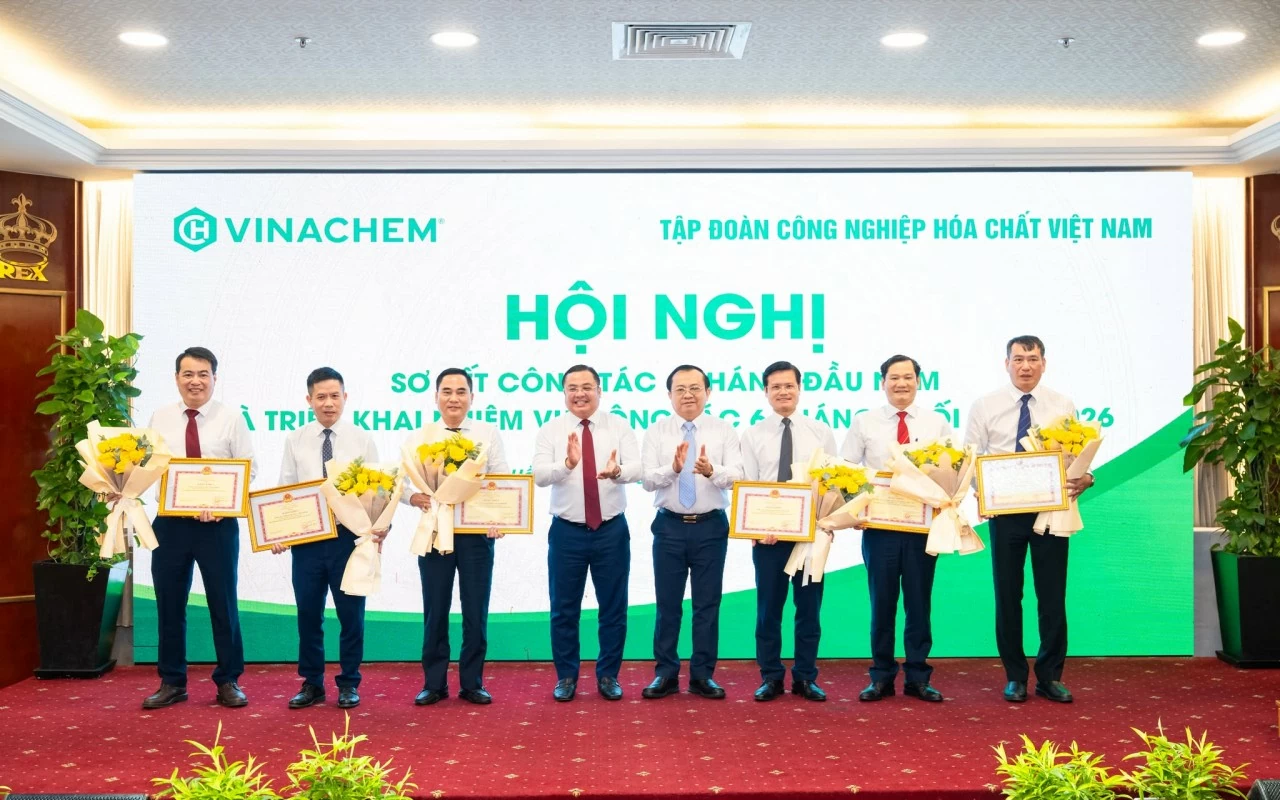 Vinachem hoàn thành tăng trưởng hai con số trong 6 tháng đầu năm, mở rộng định hướng công nghệ cao và hợp tác quốc tế