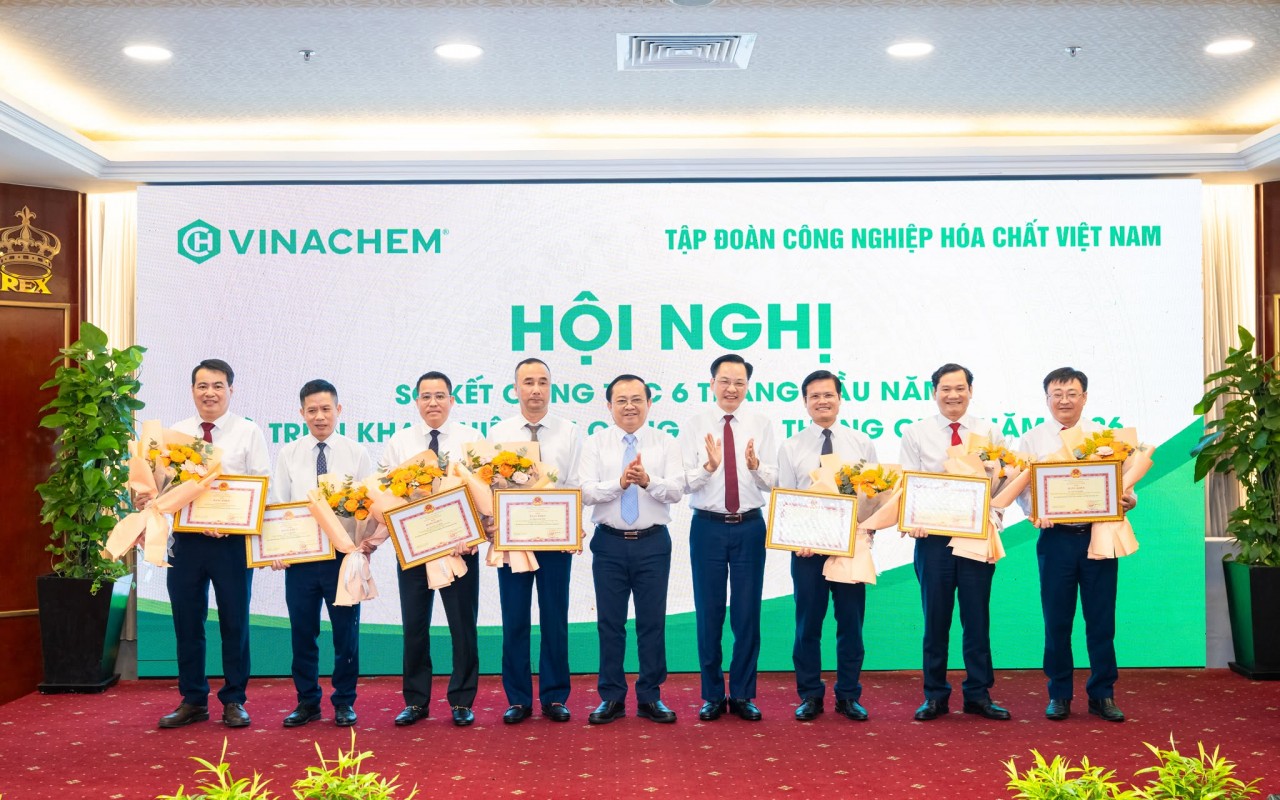 Vinachem hoàn thành tăng trưởng hai con số trong 6 tháng đầu năm, mở rộng định hướng công nghệ cao và hợp tác quốc tế