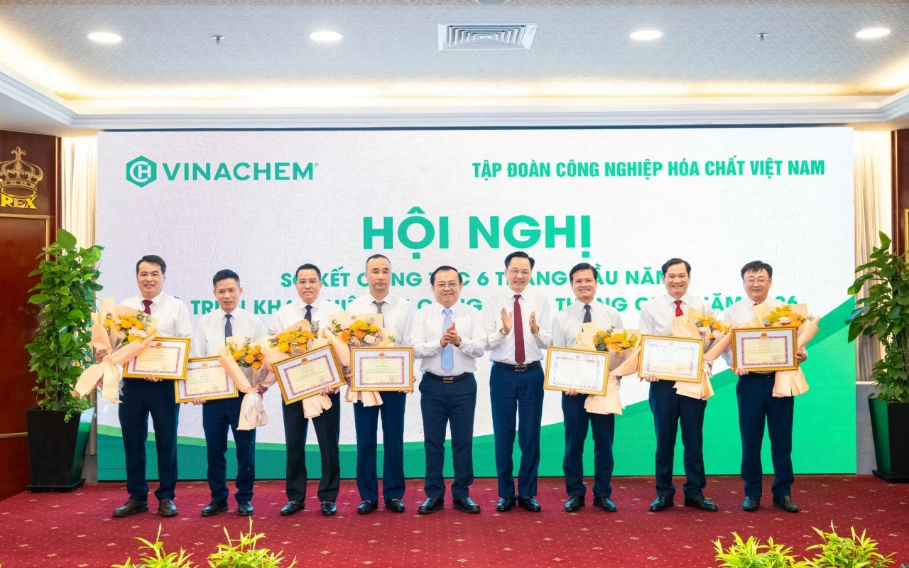 Vinachem hoàn thành tăng trưởng hai con số trong 6 tháng đầu năm, mở rộng định hướng công nghệ cao và hợp tác quốc tế