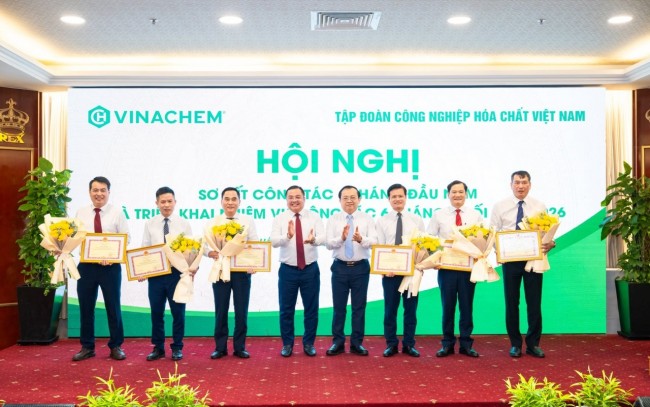 Vinachem hoàn thành tăng trưởng hai con số trong 6 tháng đầu năm, mở rộng định hướng công nghệ cao và hợp tác quốc tế