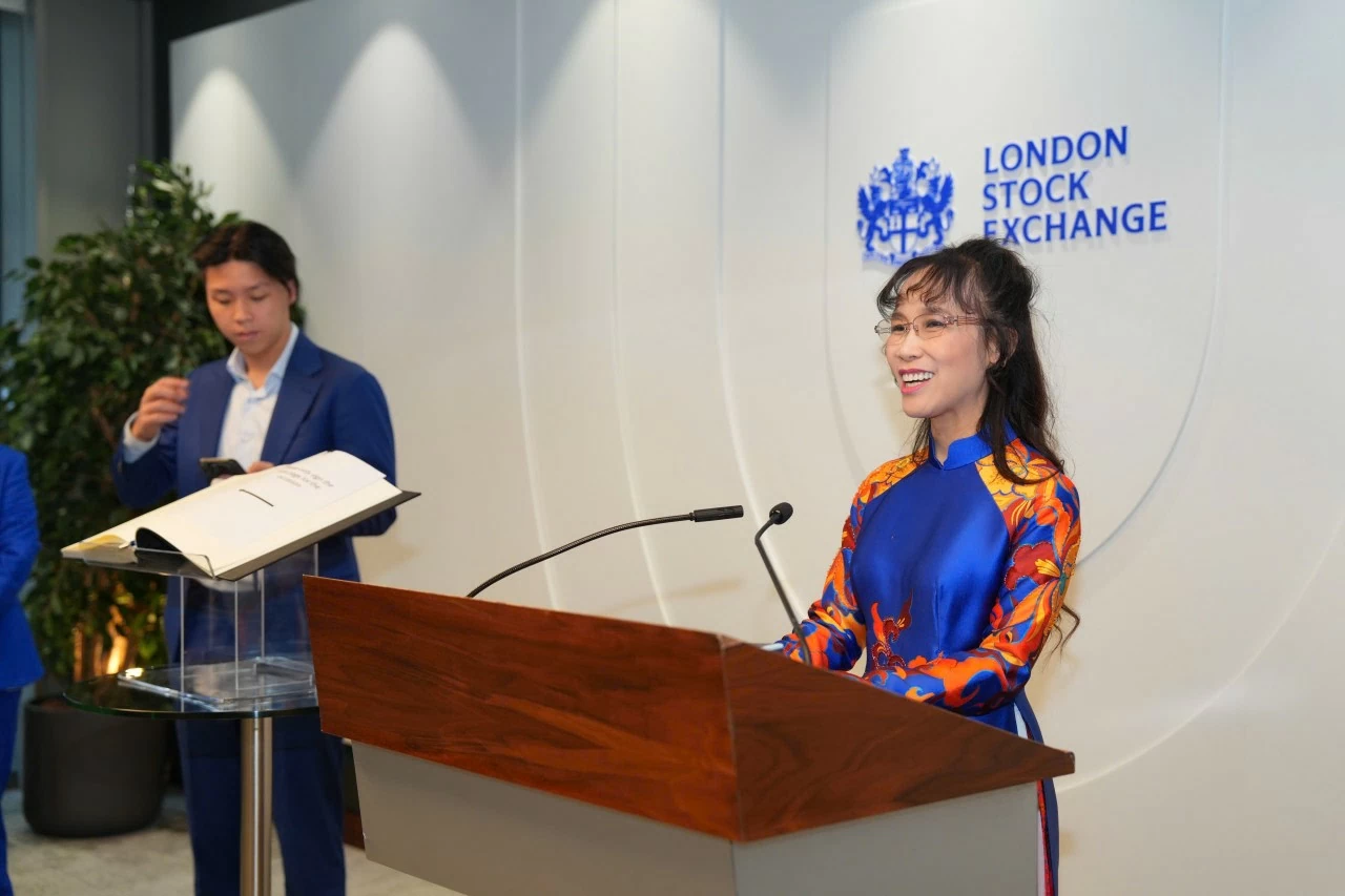 Tỷ phú Nguyễn Thị Phương Thảo bấm nút khai phiên Sàn giao dịch Chứng khoán Luân Đôn (LSE) cùng Thị trưởng Khu tài chính Luân Đôn và Tổng giám đốc LSE