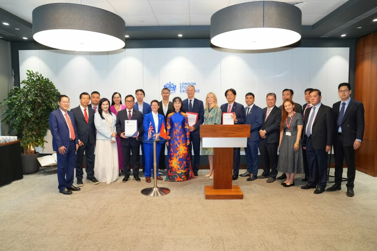 Tỷ phú Nguyễn Thị Phương Thảo bấm nút khai phiên Sàn giao dịch Chứng khoán Luân Đôn (LSE) cùng Thị trưởng Khu tài chính Luân Đôn và Tổng giám đốc LSE