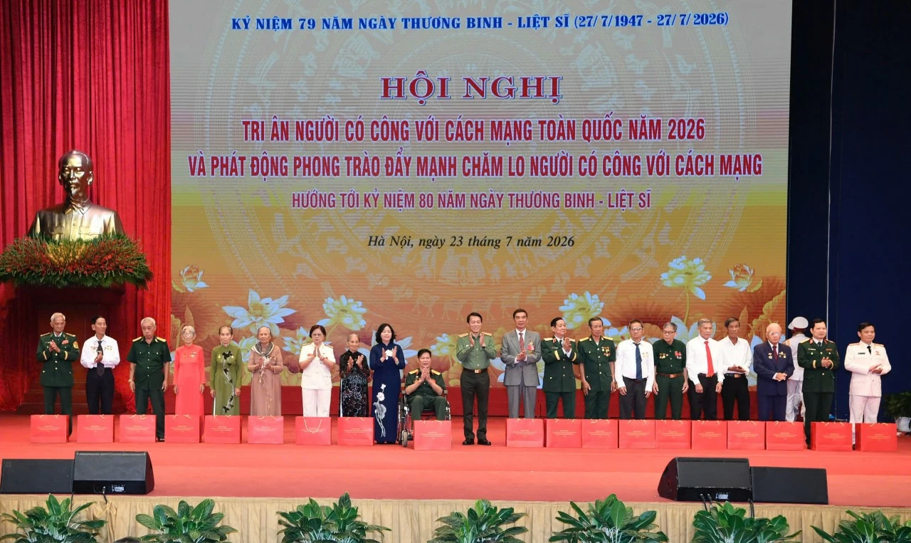 Thủ tướng Lê Minh Hưng: Sự hy sinh của các thế hệ cha anh sẽ mãi mãi được khắc ghi trong lòng dân tộc* Thủ tướng Lê Minh Hưng: Sự hy sinh của các thế hệ cha anh sẽ mãi mãi được khắc ghi trong lòng dân tộc*