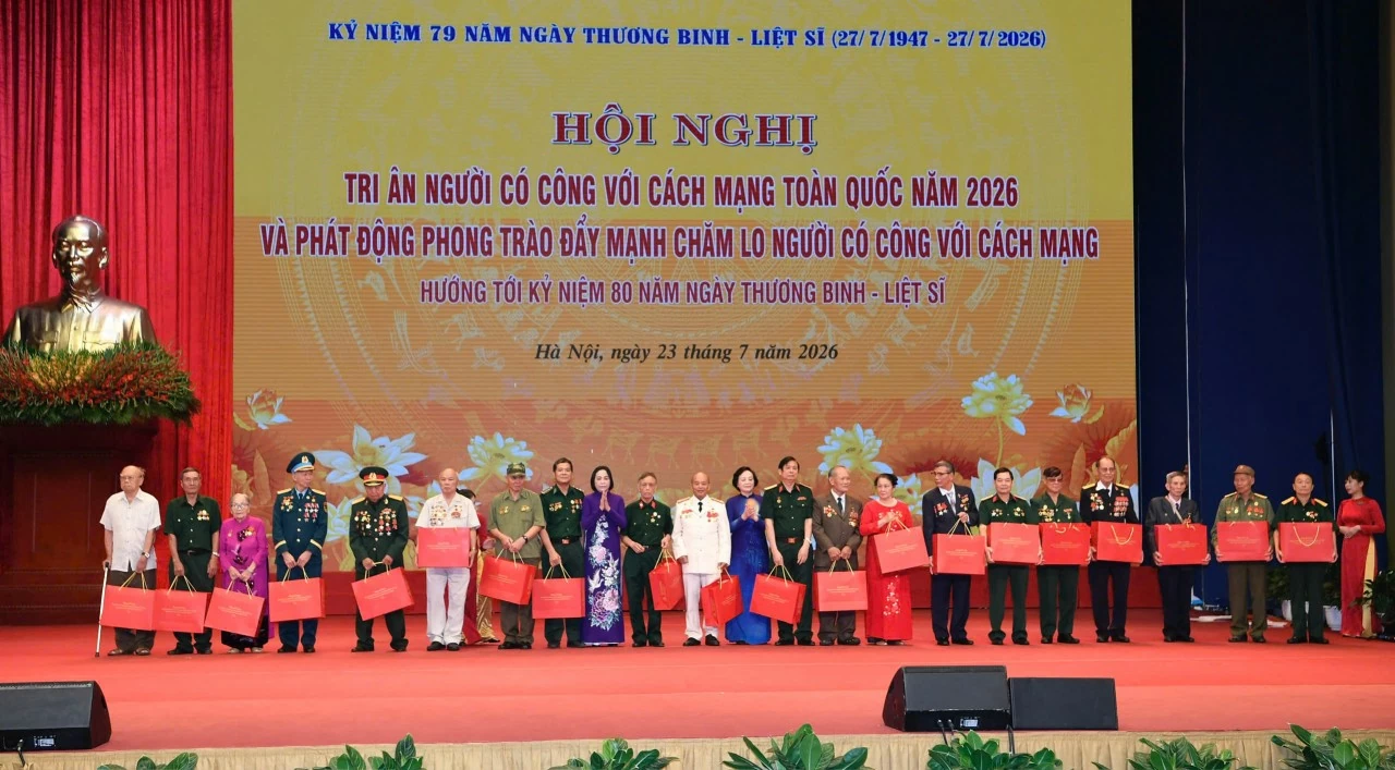 Thủ tướng Lê Minh Hưng: Sự hy sinh của các thế hệ cha anh sẽ mãi mãi được khắc ghi trong lòng dân tộc*
