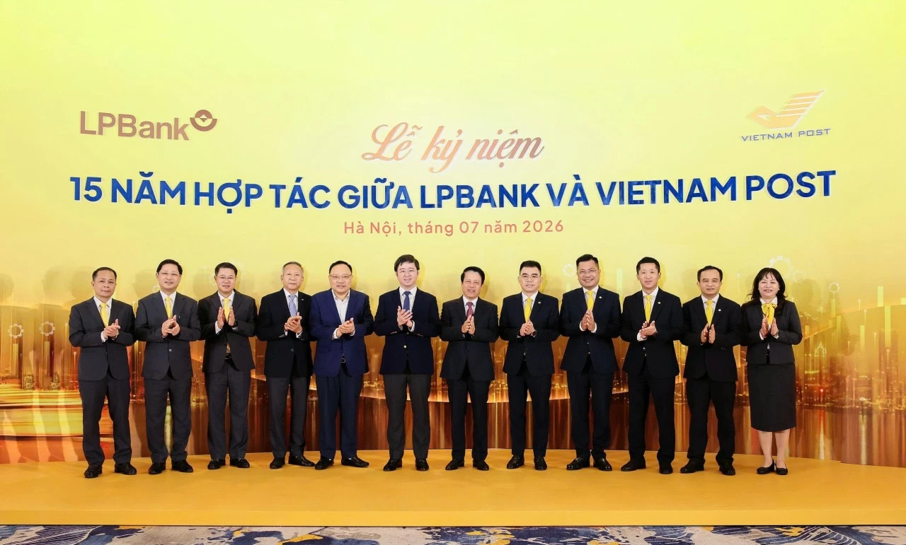 Ông Bùi Hoàng Phương – UV Dự khuyết BCHTW Đảng, Thứ trưởng Bộ Khoa học và Công nghệ (thứ 6 từ trái sang), ông Phạm Tiến Dũng – Phó Thống đốc NHNN Việt Nam (thứ 6 từ phải sang) chụp ảnh lưu niệm cùng Ban lãnh đạo LPBank và Vietnam Post tại sự kiện