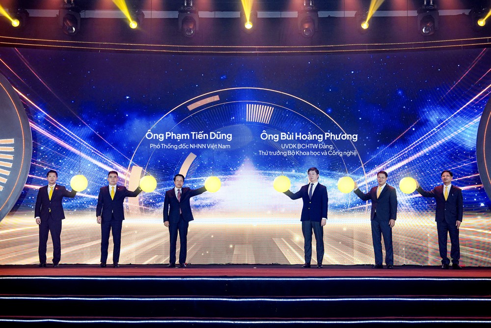 Ông Bùi Hoàng Phương - UV Dự khuyết BCHTW Đảng, Thứ trưởng Bộ Khoa học và Công nghệ (thứ 3 từ phải sang), ông Phạm Tiến Dũng – Phó Thống đốc NHNN Việt Nam (thứ 3 từ trái sang) cùng Ban lãnh đạo LPBank và Vietnam Post thực hiện nghi thức chúc mừng 15 năm hợp tác chiến lược giữa hai đơn vị Ông Bùi Hoàng Phương - UV Dự khuyết BCHTW Đảng, Thứ trưởng Bộ Khoa học và Công nghệ (thứ 3 từ phải sang), ông Phạm Tiến Dũng – Phó Thống đốc NHNN Việt Nam (thứ 3 từ trái sang) cùng Ban lãnh đạo LPBank và Vietnam Post thực hiện nghi thức chúc mừng 15 năm hợp tác chiến lược giữa hai đơn vị
