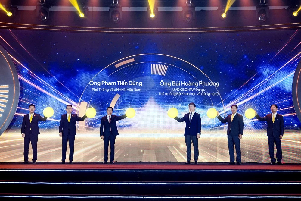 Ông Bùi Hoàng Phương - UV Dự khuyết BCHTW Đảng, Thứ trưởng Bộ Khoa học và Công nghệ (thứ 3 từ phải sang), ông Phạm Tiến Dũng – Phó Thống đốc NHNN Việt Nam (thứ 3 từ trái sang) cùng Ban lãnh đạo LPBank và Vietnam Post thực hiện nghi thức chúc mừng 15 năm hợp tác chiến lược giữa hai đơn vị