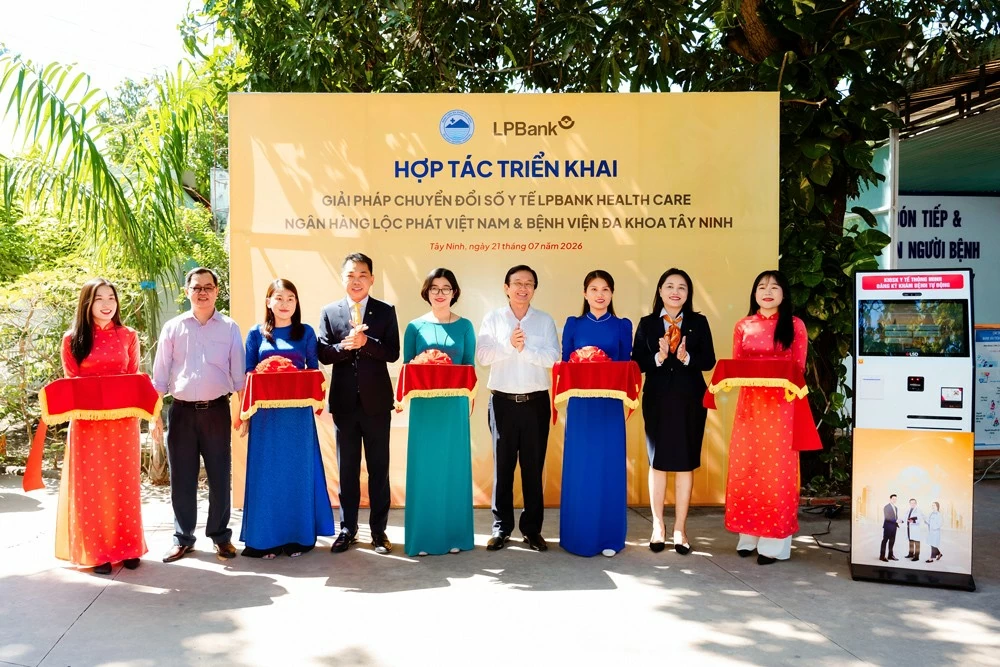 Lãnh đạo Sở Y tế cùng đại diện lãnh đạo Bệnh viện Đa khoa Tây Ninh, LPBank cắt băng khánh thành, chính thức đưa hệ thống Kiosk y tế thông minh vào sử dụng Lãnh đạo Sở Y tế cùng đại diện lãnh đạo Bệnh viện Đa khoa Tây Ninh, LPBank cắt băng khánh thành, chính thức đưa hệ thống Kiosk y tế thông minh vào sử dụng