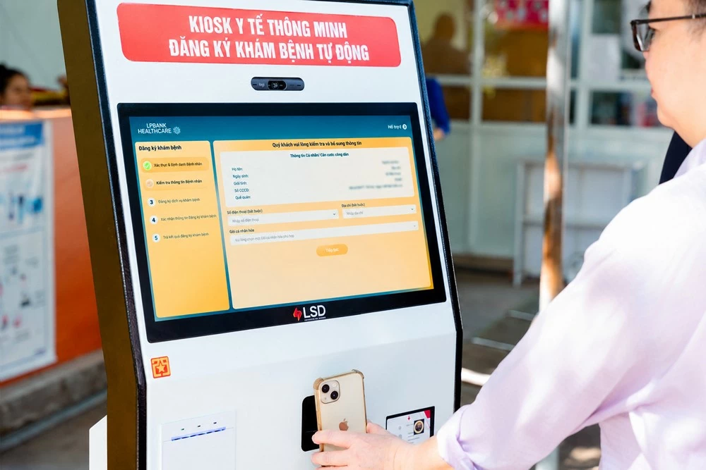 Việc đưa vào sử dụng Kiosk y tế thông minh sẽ giúp rút ngắn thời gian chờ đợi, giảm thủ tục hành chính Việc đưa vào sử dụng Kiosk y tế thông minh sẽ giúp rút ngắn thời gian chờ đợi, giảm thủ tục hành chính