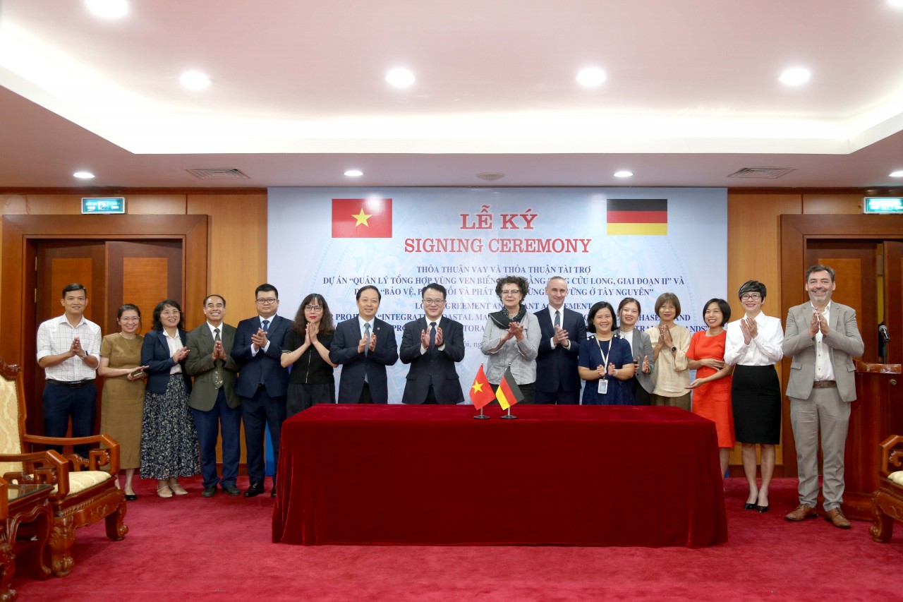 Bộ Tài chính và KfW ký thỏa thuận vay và viện trợ hơn 60 triệu EUR cho 2 dự án ứng phó biến đổi khí hậu và bảo vệ rừng Bộ Tài chính và KfW ký thỏa thuận vay và viện trợ hơn 60 triệu EUR cho 2 dự án ứng phó biến đổi khí hậu và bảo vệ rừng